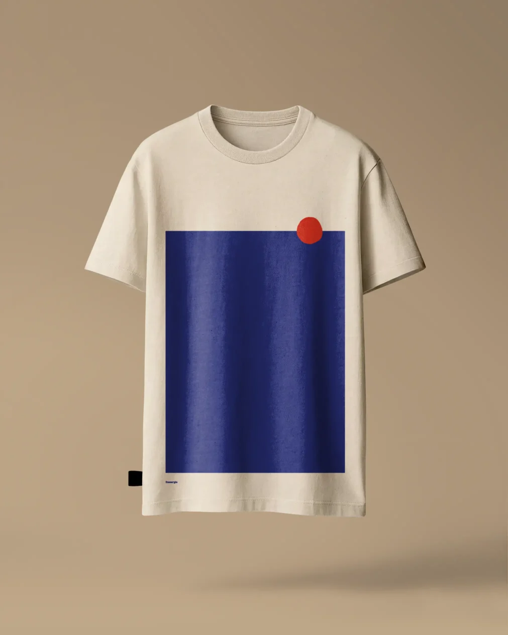 Kotoiaren kolore naturala duen kamiseta