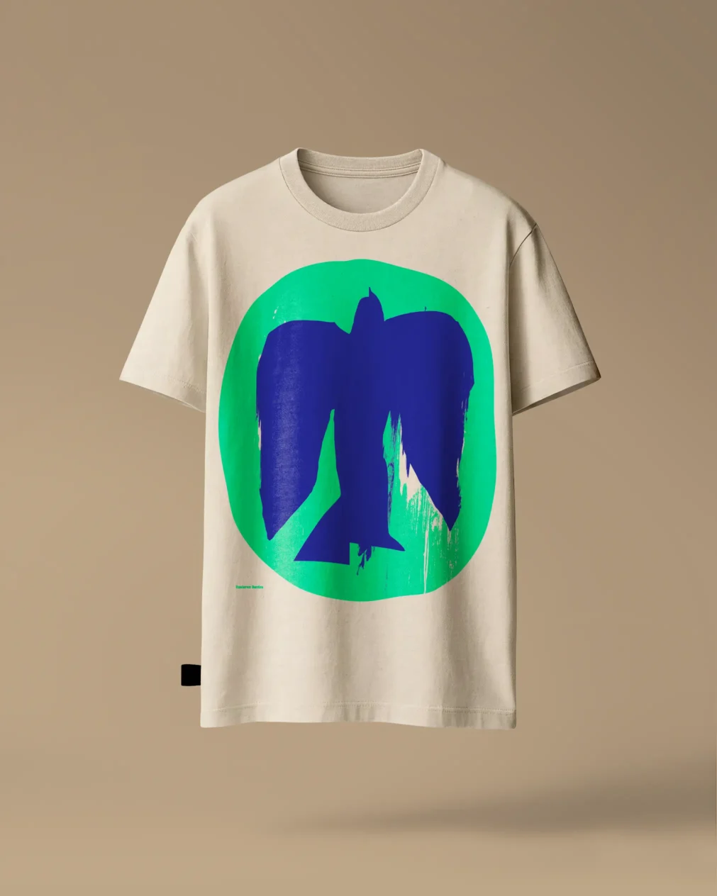 Kotoiaren kolore naturala duen kamiseta